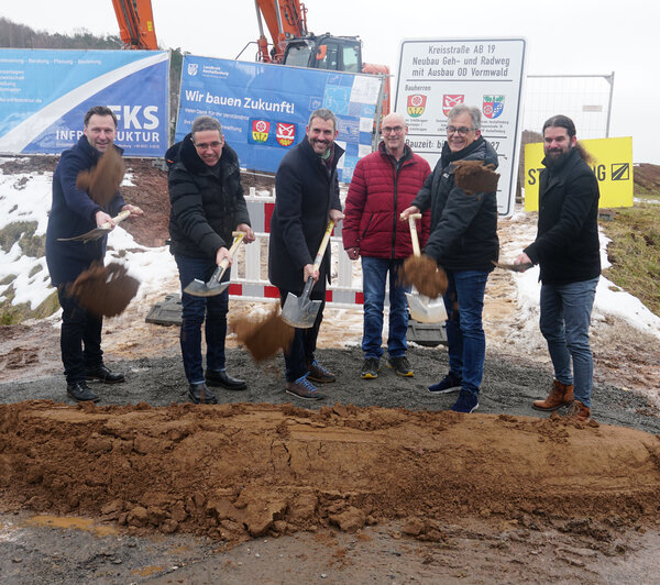 Bild vergr&ouml;&szlig;ern: Spatenstich zum Neubau eines Geh- und Radwegs mit Ausbau der Ortsdurchfahrt Vormwald im Zuge der Kreisstraße AB 19