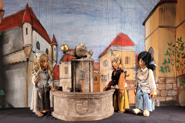 Aschenputtel am Brunnen