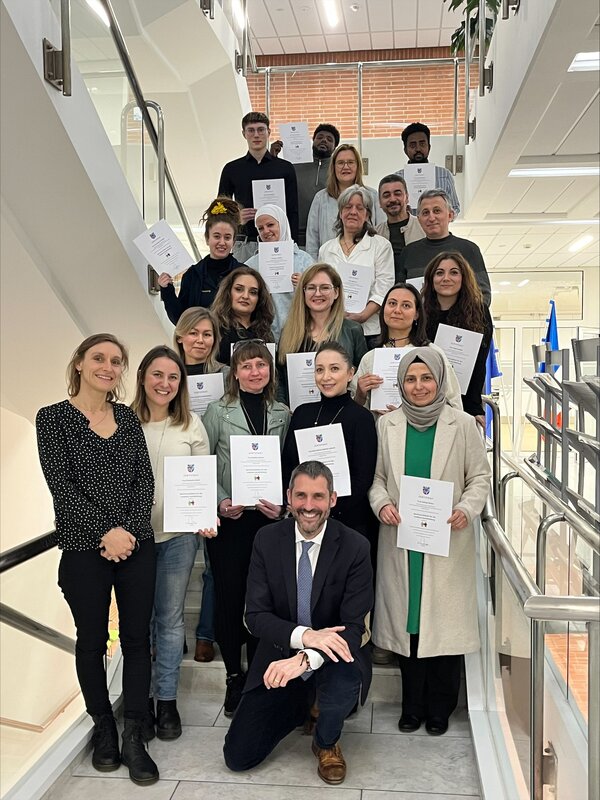 Bild vergr&ouml;&szlig;ern: Zertifikatsverleihung an neue Sprachvermittlerinnen und Sprachvermittler