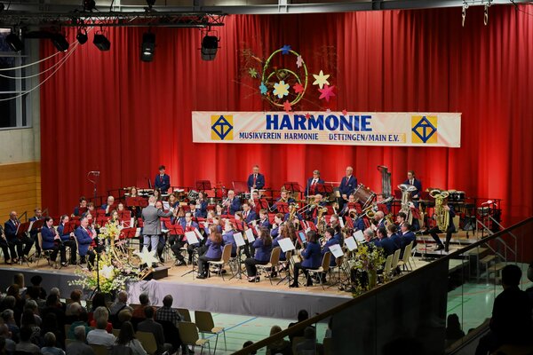 Bild vergr&ouml;&szlig;ern: Das Blasorchester des Musikvereins Harmonie Dettingen auf der Bühne des Frühjahrskonzerts in der Lindighalle in Karlstein.