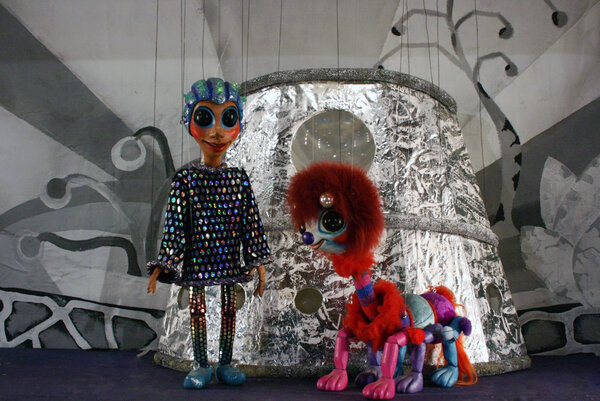 Amalthea und Quischel vor ihrem Raumschiff