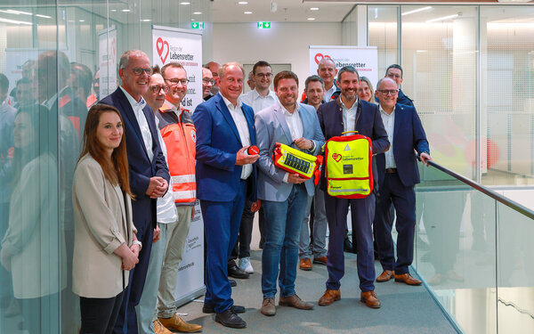 Bild vergr&ouml;&szlig;ern: Die Gruppe posiert gemeinsam für das Foto