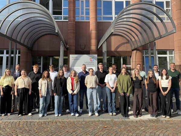 Bild vergr&ouml;&szlig;ern: Begehrte Ausbildungsstellen: 19 Nachwuchskräfte für das Landratsamt