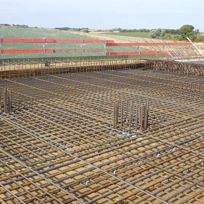 Bild vergr&ouml;&szlig;ern: Fast das gesamte Foto wird von den Metallgittern eingenommen, die künftig in Beton eingegossen werden