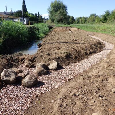 Bild vergr&ouml;&szlig;ern: Neben einander sind das alte und das neue Bachbett zu sehen, wobei im linken Bachbett tatsächlich Wasser fließt und das rechte trocken liegt