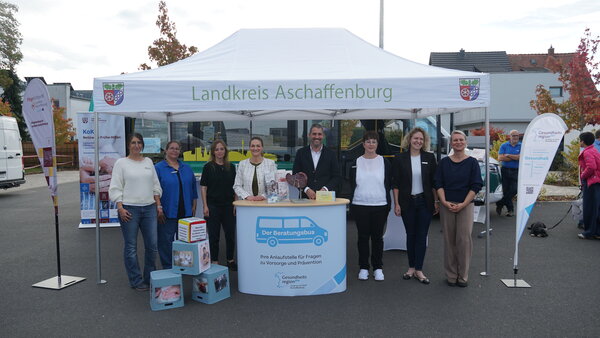 Bild vergr&ouml;&szlig;ern: Vorsorgebus mit Ministerin Gerlach